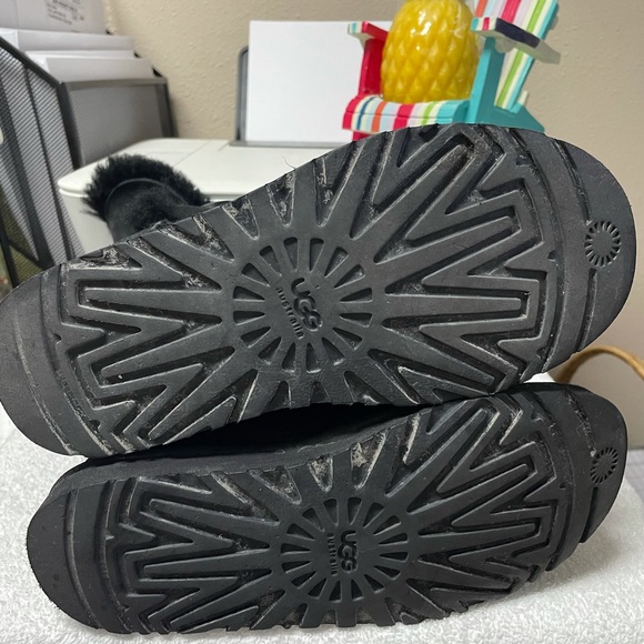 UGG BaiIey Triplet Boots - Picture 5 of 6